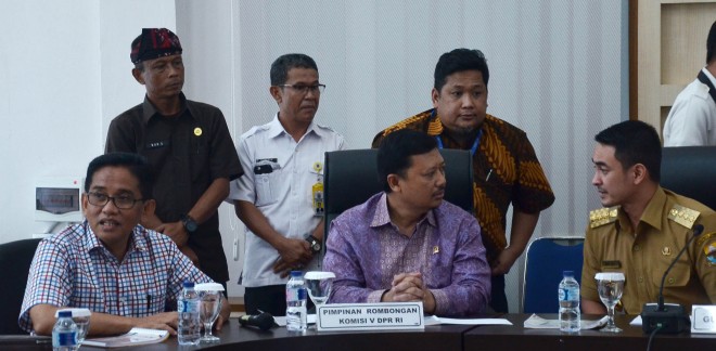 Gubernur Zola saat pertemuan dengan Komisi V DPR RI, Selasa (31/10).